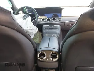 2021 Mercedes-Benz E 350 z VIN W1KZF8DB5MB001483, wystawiony jako IAAI lot #42030736 z przebiegiem Nie podano mil oraz . Historia ofert i sprzedaży dostępna na DreamBid. Obrazek 17.