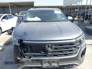 2024 Volkswagen Atlas SE z VIN 1V2DE2CA8RC202274, wystawiony jako IAAI lot #41864958 z przebiegiem 32 957 mil mil oraz . Historia ofert i sprzedaży dostępna na DreamBid. Obrazek 12.