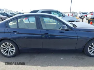 2016 BMW 3 Series 320i xDrive z VIN WBA8A3C50GK689560, wystawiony jako IAAI lot #41761594 z przebiegiem 86 453 mil mil oraz . Historia ofert i sprzedaży dostępna na DreamBid. Obrazek 13.