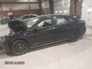 2025 Volkswagen Jetta GLI Autobahn z VIN 3VW2T7BU5SM021237, wystawiony jako IAAI lot #41271660 z przebiegiem 1092 mil mil oraz . Historia ofert i sprzedaży dostępna na DreamBid. Obrazek 18.
