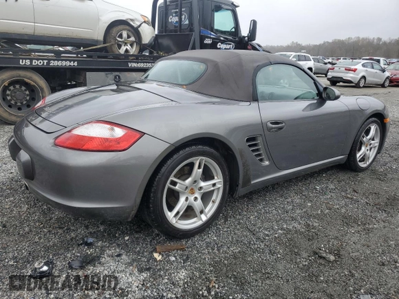 2007 Porsche Boxster z VIN WP0CA29857U711677, wystawiony jako Copart lot #79859924 z przebiegiem 83 123 mil mil oraz Szkoda całkowita • Salvage title. Historia ofert i sprzedaży dostępna na DreamBid. Obrazek 3.