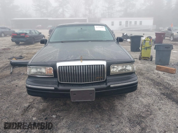 1997 Lincoln Town Car Signature z VIN 1LNLM82W4VY630979, wystawiony jako IAAI lot #41775990 z przebiegiem Nie podano mil oraz . Historia ofert i sprzedaży dostępna na DreamBid. Obrazek 12.