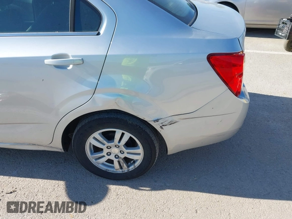 2012 Chevrolet Sonic LT z VIN 1G1JC5SB1C4226948, wystawiony jako IAAI lot #42330132 z przebiegiem 160 521 mil mil oraz . Historia ofert i sprzedaży dostępna na DreamBid. Obrazek 6.