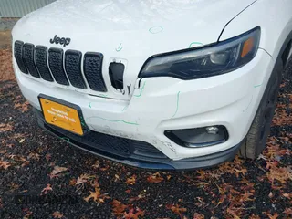 2019 Jeep Cherokee Latitude Plus with VIN 1C4PJMLB4KD321809, listed as a IAAI auction lot 40982234 with 132,496 mi miles. Bid and sale history available at carsss.com. Image 6.