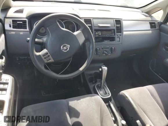 2008 Nissan Versa S z VIN 3N1BC13E58L353736, wystawiony jako Copart lot #57838105 z przebiegiem 131 105 mil mil oraz Szkoda całkowita • Salvage title. Historia ofert i sprzedaży dostępna na DreamBid. Obrazek 8.