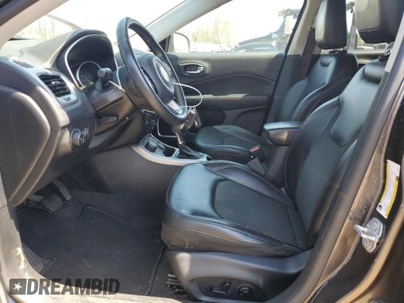 2018 Jeep Compass Latitude z VIN 3C4NJDBB5JT303871, wystawiony jako Copart lot #53881965 z przebiegiem 130 061 mil mil oraz Szkoda całkowita • Salvage title. Historia ofert i sprzedaży dostępna na DreamBid. Obrazek 7.