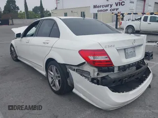 2012 Mercedes-Benz C 250 Sport z VIN WDDGF4HB4CR215428, wystawiony jako IAAI lot #42459639 z przebiegiem 117 623 mil mil oraz . Historia ofert i sprzedaży dostępna na DreamBid. Obrazek 3.