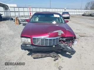 1999 Cadillac DeVille z VIN 1G6KD54Y8XU771788, wystawiony jako IAAI lot #41734590 z przebiegiem 84 302 mil mil oraz . Historia ofert i sprzedaży dostępna na DreamBid. Obrazek 12.