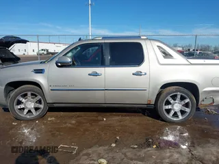 2008 Cadillac Escalade EXT z VIN 3GYFK62828G128252, wystawiony jako IAAI lot #41409193 z przebiegiem 151 328 mil mil oraz . Historia ofert i sprzedaży dostępna na DreamBid. Obrazek 14.