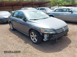 2013 Volkswagen Passat SE z VIN 1VWBP7A39DC100136, wystawiony jako IAAI lot #42071240 z przebiegiem 251 825 mil mil oraz . Historia ofert i sprzedaży dostępna na DreamBid. Obrazek 1.