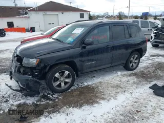 2017 Jeep Compass Latitude z VIN 1C4NJDEB9HD129184, wystawiony jako IAAI lot #41441314 z przebiegiem 45 764 mil mil oraz . Historia ofert i sprzedaży dostępna na DreamBid. Obrazek 2.