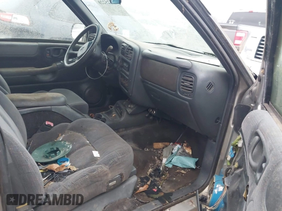 2000 Chevrolet Blazer LT z VIN 1GNDT13WXY2214421, wystawiony jako IAAI lot #41525220 z przebiegiem Nie podano mil oraz . Historia ofert i sprzedaży dostępna na DreamBid. Obrazek 5.