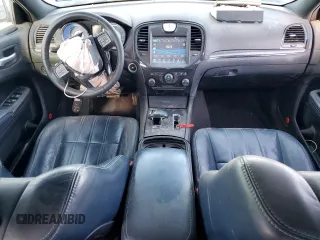 2014 Chrysler 300 S z VIN 2C3CCAGG1EH342092, wystawiony jako Copart lot #53581145 z przebiegiem 118 538 mil mil oraz Szkoda całkowita • Salvage title. Historia ofert i sprzedaży dostępna na DreamBid. Obrazek 8.