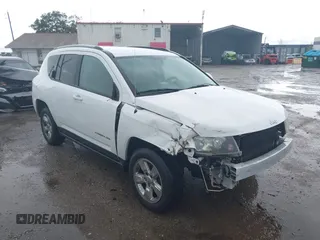 2016 Jeep Compass Latitude z VIN 1C4NJCEA6GD792633, wystawiony jako IAAI lot #42240729 z przebiegiem 154 163 mil mil oraz . Historia ofert i sprzedaży dostępna na DreamBid. Obrazek 1.