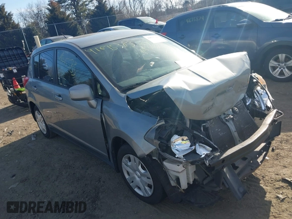 2011 Nissan Versa S z VIN 3N1BC1CP5BL517754, wystawiony jako IAAI lot #41675383 z przebiegiem 125 000 mil mil oraz . Historia ofert i sprzedaży dostępna na DreamBid. Obrazek 1.