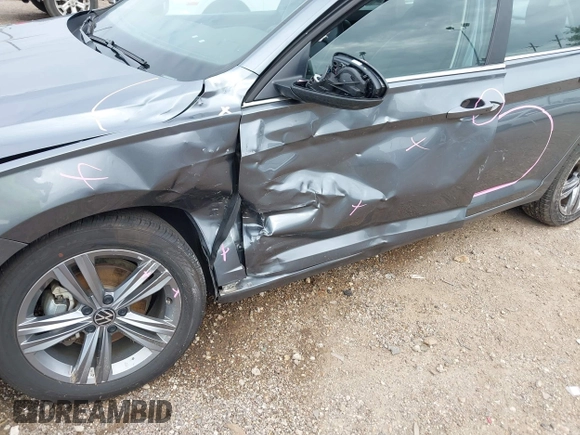2024 Volkswagen Jetta SE z VIN 3VW7M7BU9RM011999, wystawiony jako IAAI lot #42697218 z przebiegiem 47 078 mil mil oraz . Historia ofert i sprzedaży dostępna na DreamBid. Obrazek 6.