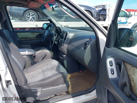 2003 Ford Escape XLT Popular 2 with VIN 1FMCU93163KB78008, listed as a IAAI auction lot 41660779 with 153,898 mi miles. Bid and sale history available at carsss.com. Image 5.