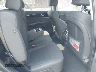 2020 Kia Sorento LX z VIN 5XYPGDA58LG618502, wystawiony jako IAAI lot #42017262 z przebiegiem 127 702 mil mil oraz . Historia ofert i sprzedaży dostępna na DreamBid. Obrazek 8.