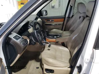2011 Land Rover Range Rover Sport SC z VIN SALSH2E49BA268320, wystawiony jako Copart lot #55938715 z przebiegiem 134 666 mil mil oraz Szkody całkowita. Historia ofert i sprzedaży dostępna na DreamBid. Obrazek 7.