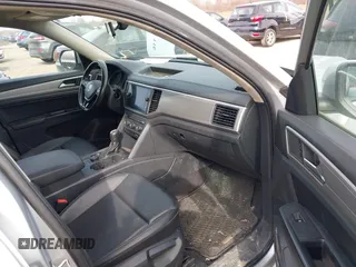 2018 Volkswagen Atlas SE with VIN 1V2KR2CA6JC560411, listed as a IAAI auction lot 41887472 with 168,155 mi miles and . Bid and sale history available at DreamBid. Image 5.