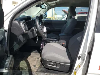 2023 Toyota Tacoma SR5 z VIN 3TMAZ5CN3PM219718, wystawiony jako Copart lot #55253845 z przebiegiem 18 879 mil mil oraz Szkody całkowita. Historia ofert i sprzedaży dostępna na DreamBid. Obrazek 7.