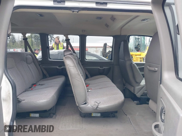 2007 Chevrolet Express Passenger z VIN 1GAHG39U671193189, wystawiony jako IAAI lot #42245925 z przebiegiem 234 555 mil mil oraz . Historia ofert i sprzedaży dostępna na DreamBid. Obrazek 8.