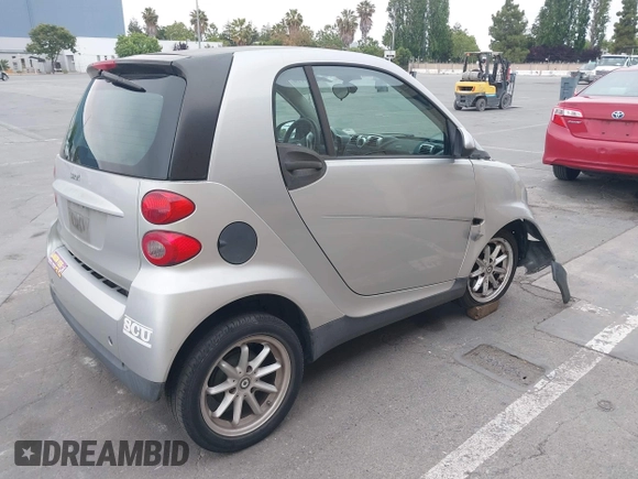 2009 Smart fortwo Pure z VIN WMEEJ31X99K209322, wystawiony jako IAAI lot #42465179 z przebiegiem 75 730 mil mil oraz . Historia ofert i sprzedaży dostępna na DreamBid. Obrazek 4.