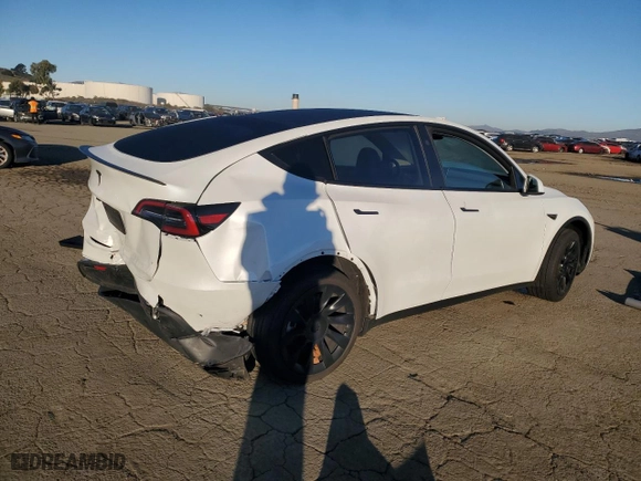 2024 Tesla Model Y with VIN 7SAYGDED1RF154851, listed as a Copart auction lot 87863255 with 5,878 mi miles and Salvage Title. Bid and sale history available at carsss.com. Image 3.