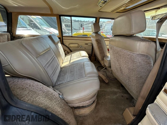 1987 Jeep Grand Wagoneer z VIN 1JCNJ15U7HT153505, wystawiony jako Copart lot #46373925 z przebiegiem 57 931 mil mil oraz Czysty tytuł • Clean title. Historia ofert i sprzedaży dostępna na DreamBid. Obrazek 6.