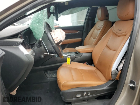 2022 Cadillac XT5 FWD Premium Luxury z VIN 1GYKNCRS4NZ179429, wystawiony jako Copart lot #47180195 z przebiegiem 45 649 mil mil oraz Nie do naprawy • Non repairable. Historia ofert i sprzedaży dostępna na DreamBid. Obrazek 7.