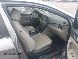 2017 Hyundai Sonata 2.4L z VIN 5NPE24AF1HH520605, wystawiony jako IAAI lot #40844185 z przebiegiem 178 208 mil mil oraz . Historia ofert i sprzedaży dostępna na DreamBid. Obrazek 5.