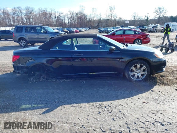 2013 Chrysler 200 Touring z VIN 1C3BCBEGXDN539546, wystawiony jako IAAI lot #41116473 z przebiegiem 142 927 mil mil oraz . Historia ofert i sprzedaży dostępna na DreamBid. Obrazek 13.