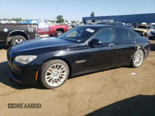 2013 BMW 7 Series 750i xDrive z VIN WBAYB6C55DD223914, wystawiony jako Copart lot #70405604 z przebiegiem 81 818 mil mil oraz Szkoda całkowita • Salvage title. Historia ofert i sprzedaży dostępna na DreamBid. Obrazek 1.