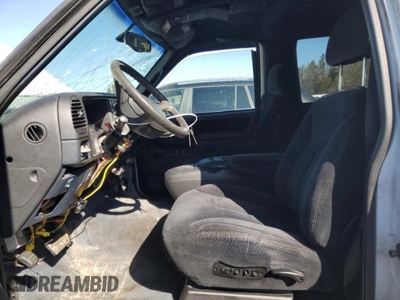 1998 Chevrolet Tahoe z VIN 3GNEK18R6WG128702, wystawiony jako Copart lot #49961445 z przebiegiem 154 187 mil mil oraz Czysty tytuł • Clean title. Historia ofert i sprzedaży dostępna na DreamBid. Obrazek 7.