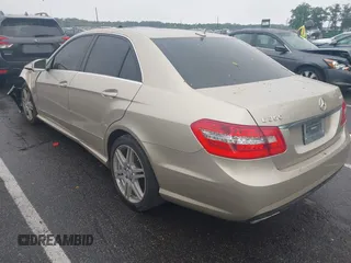 2010 Mercedes-Benz E 350 Luxury z VIN WDDHF8HBXAA082309, wystawiony jako IAAI lot #42333173 z przebiegiem 82 373 mil mil oraz . Historia ofert i sprzedaży dostępna na DreamBid. Obrazek 3.