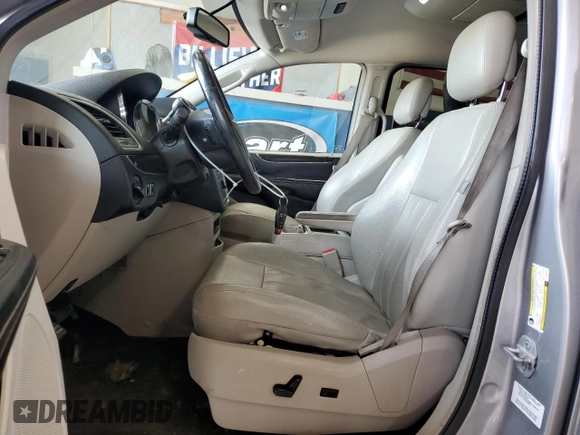 2013 Chrysler Town & Country Touring z VIN 2C4RC1BG2DR554912, wystawiony jako Copart lot #56897675 z przebiegiem 136 299 mil mil oraz Szkody całkowita. Historia ofert i sprzedaży dostępna na DreamBid. Obrazek 7.