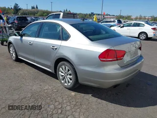 2014 Volkswagen Passat Wolfsburg Edition z VIN 1VWAT7A38EC075514, wystawiony jako IAAI lot #42032834 z przebiegiem 141 015 mil mil oraz . Historia ofert i sprzedaży dostępna na DreamBid. Obrazek 3.