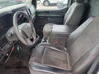 2018 Nissan NV Cargo S z VIN 1N6BF0KYXJN805015, wystawiony jako IAAI lot #42403871 z przebiegiem 171 667 mil mil oraz . Historia ofert i sprzedaży dostępna na DreamBid. Obrazek 7.