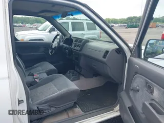 2000 Nissan Frontier XE z VIN 1N6DD26S1YC353901, wystawiony jako IAAI lot #42419373 z przebiegiem 138 676 mil mil oraz . Historia ofert i sprzedaży dostępna na DreamBid. Obrazek 5.