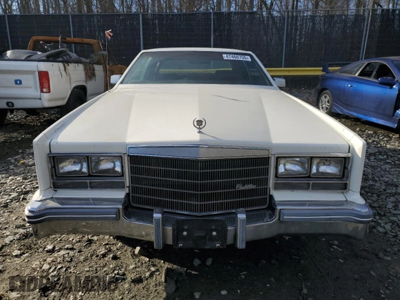 1985 Cadillac Eldorado z VIN 1G6EL5787FE663828, wystawiony jako Copart lot #47460755 z przebiegiem 91 853 mil mil oraz Tytuł czysty. Historia ofert i sprzedaży dostępna na DreamBid. Obrazek 5.