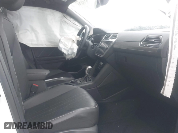 2022 Volkswagen Tiguan SE R-Line Black with VIN 3VV8B7AX6NM027050, listed as a IAAI auction lot 42463714 with 45,303 mi miles and . Bid and sale history available at DreamBid. Image 5.