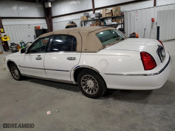 2000 Lincoln Town Car Executive with VIN 1LNHM81W7YY788180, listed as a Copart auction lot 41430055 with 208,237 mi miles and Non Repairable. Bid and sale history available at carsss.com. Image 2.