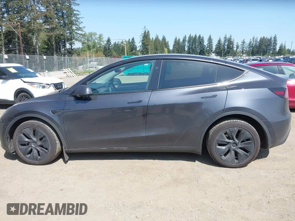 2024 Tesla Model Y Long Range with VIN 7SAYGDEE3RF177458, listed as a IAAI auction lot 42109641 with 7,890 mi miles. Bid and sale history available at carsss.com. Image 14.
