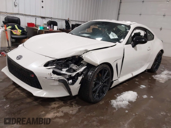 2023 Toyota 86 Premium z VIN JF1ZNBE1XP9765718, wystawiony jako IAAI lot #41945549 z przebiegiem 12 942 mil mil oraz . Historia ofert i sprzedaży dostępna na DreamBid. Obrazek 16.
