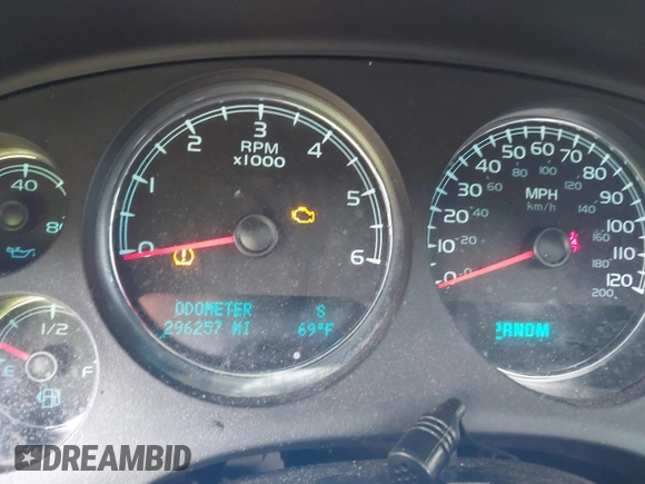 2010 Chevrolet Tahoe LT z VIN 1GNUKBE01AR105053, wystawiony jako IAAI lot #42268400 z przebiegiem 296 257 mil mil oraz . Historia ofert i sprzedaży dostępna na DreamBid. Obrazek 7.