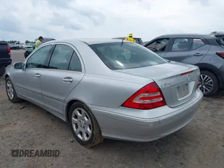 2005 Mercedes-Benz C 320 z VIN WDBRF84J85F567356, wystawiony jako IAAI lot #42377444 z przebiegiem 221 225 mil mil oraz . Historia ofert i sprzedaży dostępna na DreamBid. Obrazek 3.
