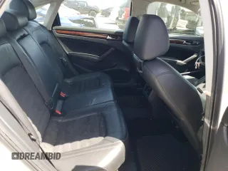 2013 Volkswagen Passat SEL Premium z VIN 1VWCH7A38DC039377, wystawiony jako Copart lot #54396435 z przebiegiem 111 925 mil mil oraz Szkoda całkowita • Salvage title. Historia ofert i sprzedaży dostępna na DreamBid. Obrazek 10.