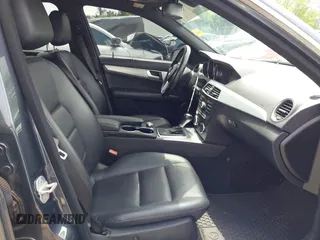 2013 Mercedes-Benz C 250 Sport z VIN WDDGF4HB5DA781713, wystawiony jako IAAI lot #42109186 z przebiegiem 142 167 mil mil oraz . Historia ofert i sprzedaży dostępna na DreamBid. Obrazek 5.