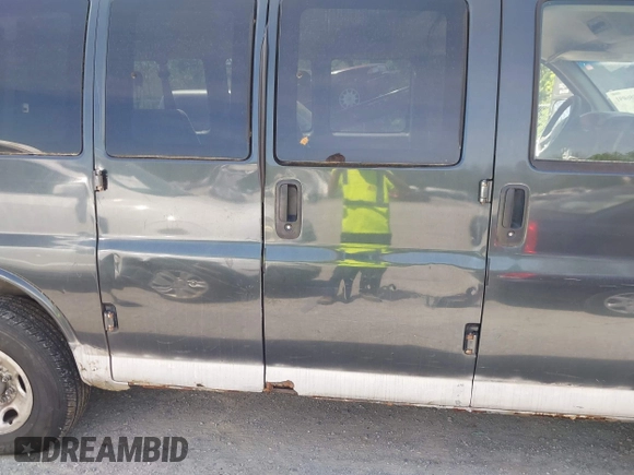 2003 Chevrolet Express Passenger with VIN 1GAHG35U631142890, listed as a IAAI auction lot 42086091 with 127,191 mi miles and . Bid and sale history available at DreamBid. Image 16.