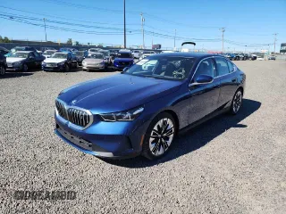 2024 BMW i5 eDrive40 z VIN WBY33FK05RCR56573, wystawiony jako Copart lot #76009714 z przebiegiem 241 mil mil oraz Szkody całkowita. Historia ofert i sprzedaży dostępna na DreamBid. Obrazek 1.
